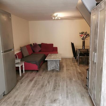 2 Bedroom Garden Flat Edmonton Exteriör bild