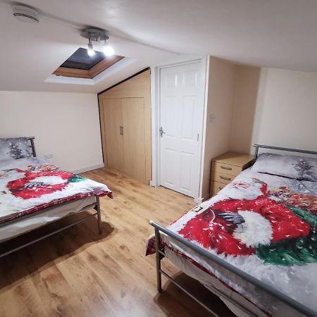2 Bedroom Garden Flat Edmonton Exteriör bild