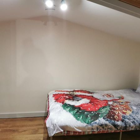 2 Bedroom Garden Flat Edmonton Exteriör bild