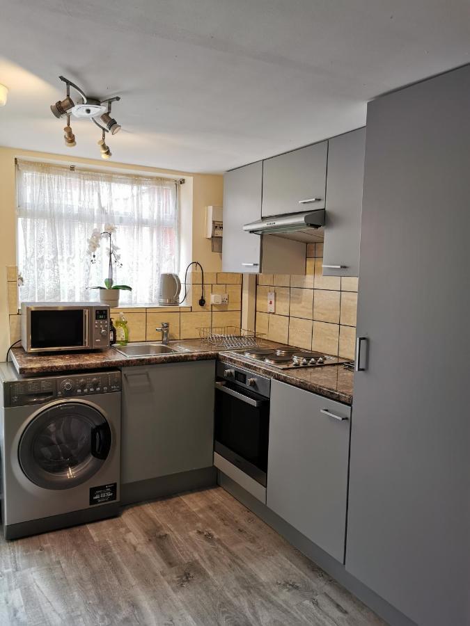 2 Bedroom Garden Flat Edmonton Exteriör bild