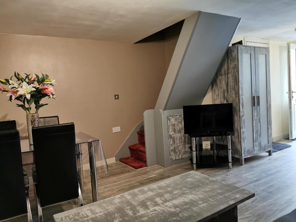 2 Bedroom Garden Flat Edmonton Exteriör bild