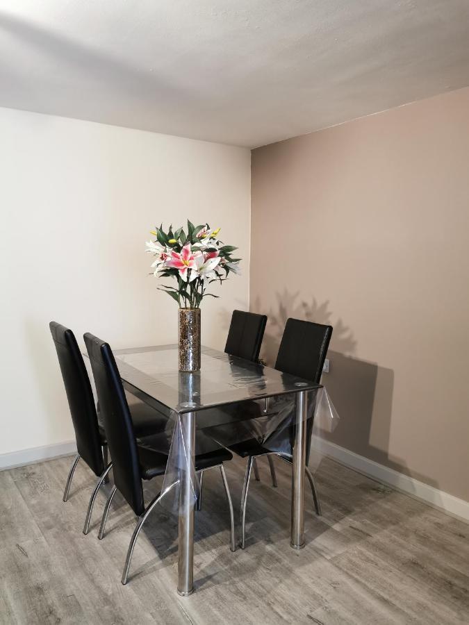2 Bedroom Garden Flat Edmonton Exteriör bild