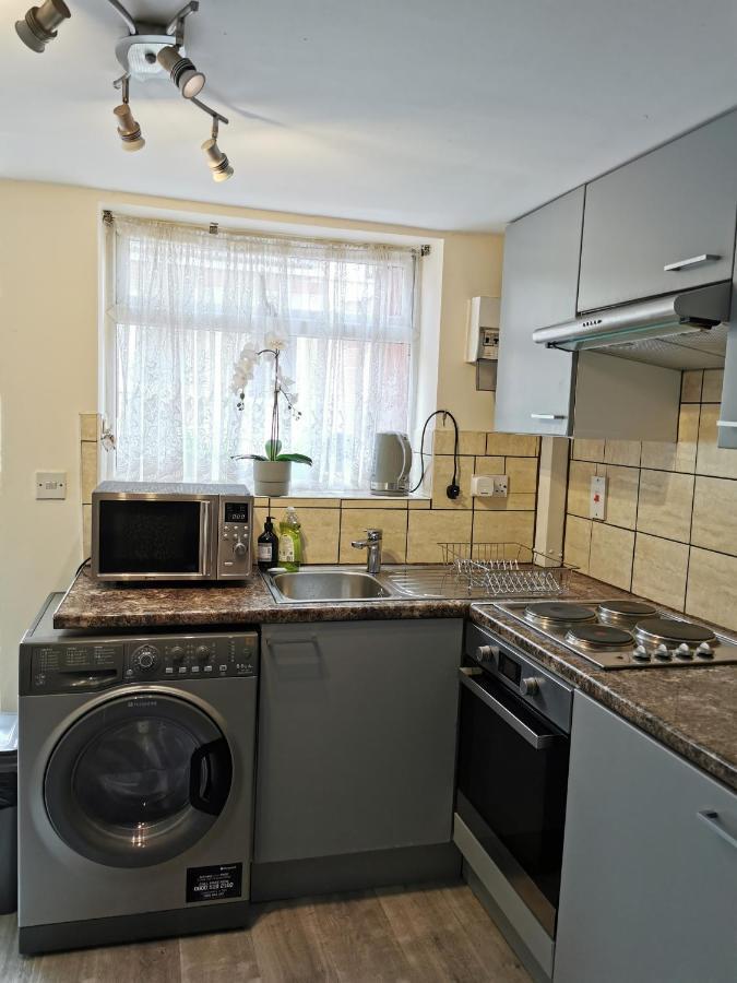 2 Bedroom Garden Flat Edmonton Exteriör bild