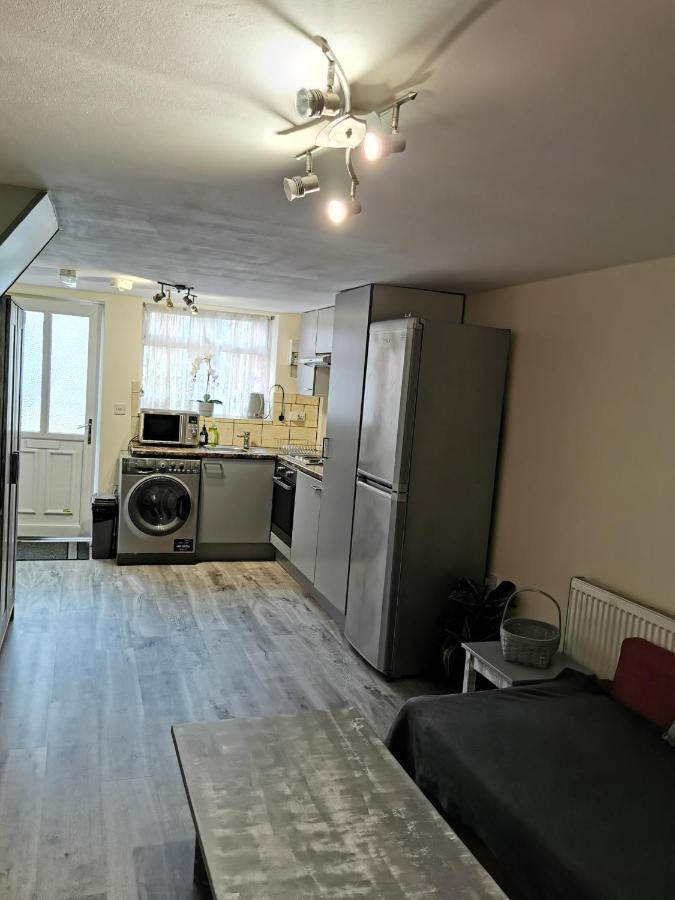 2 Bedroom Garden Flat Edmonton Exteriör bild