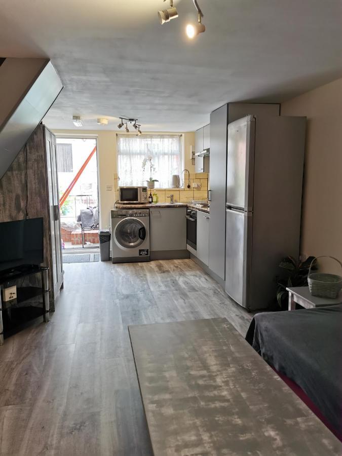 2 Bedroom Garden Flat Edmonton Exteriör bild