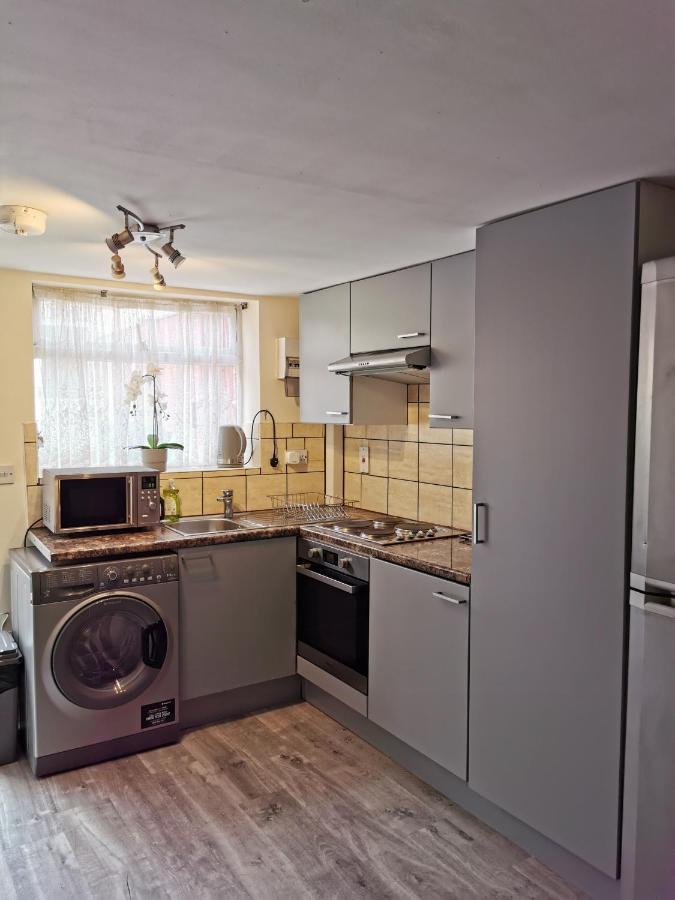 2 Bedroom Garden Flat Edmonton Exteriör bild