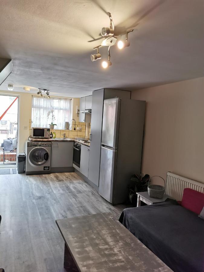 2 Bedroom Garden Flat Edmonton Exteriör bild