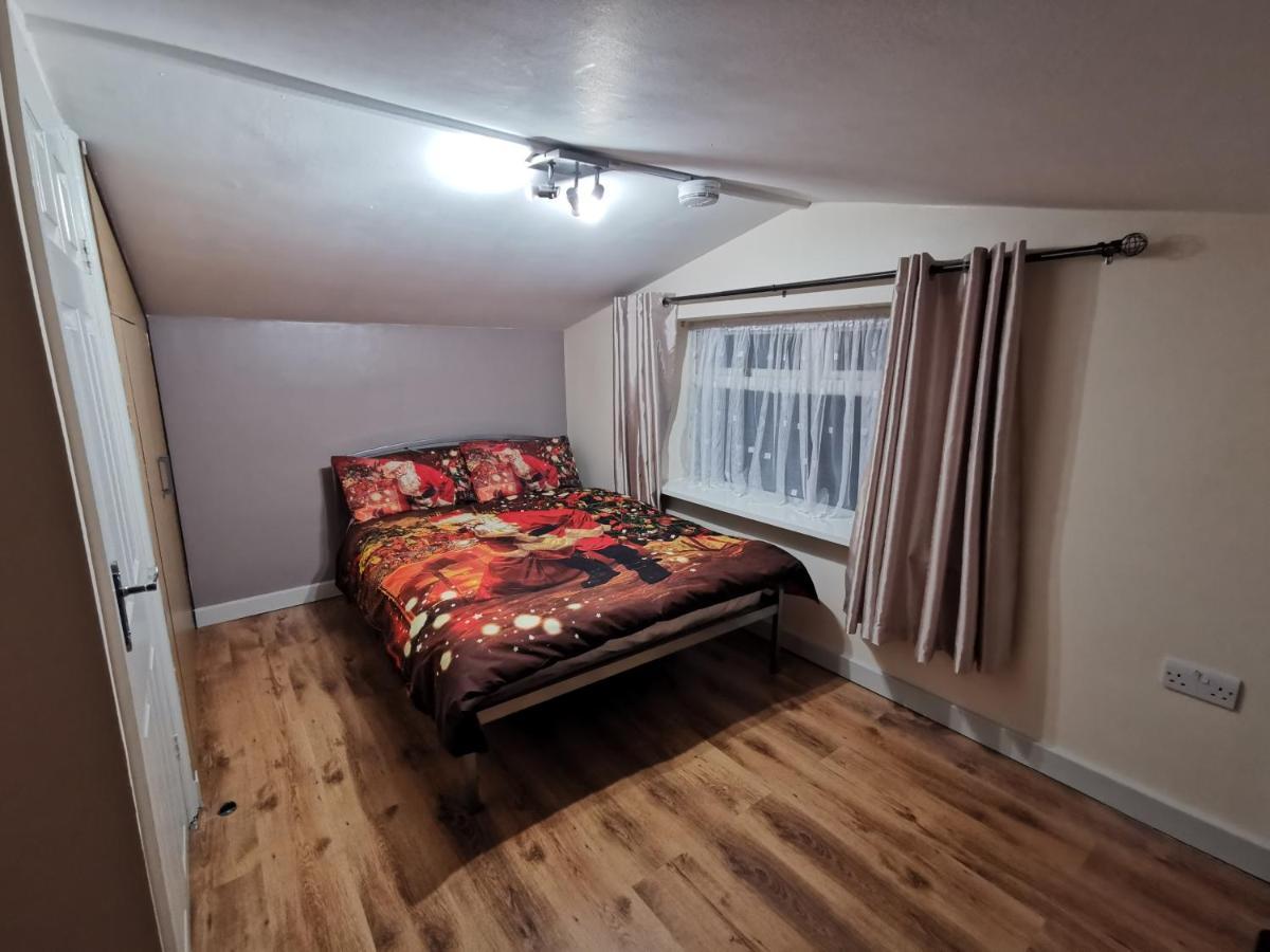2 Bedroom Garden Flat Edmonton Exteriör bild