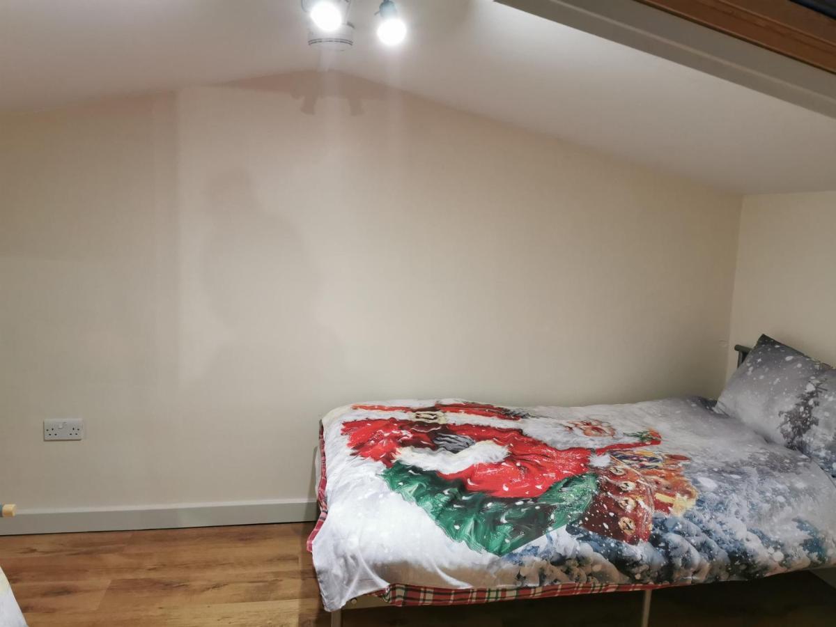 2 Bedroom Garden Flat Edmonton Exteriör bild