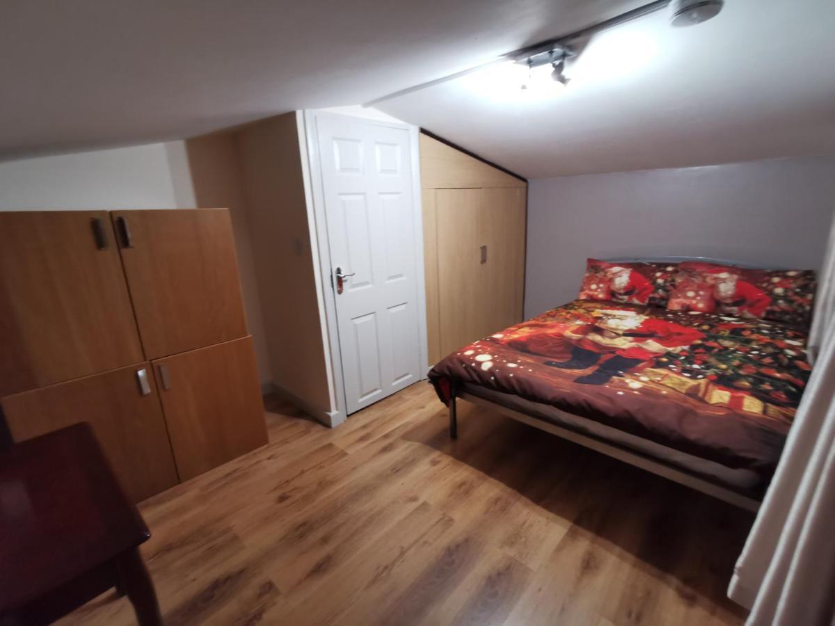 2 Bedroom Garden Flat Edmonton Exteriör bild