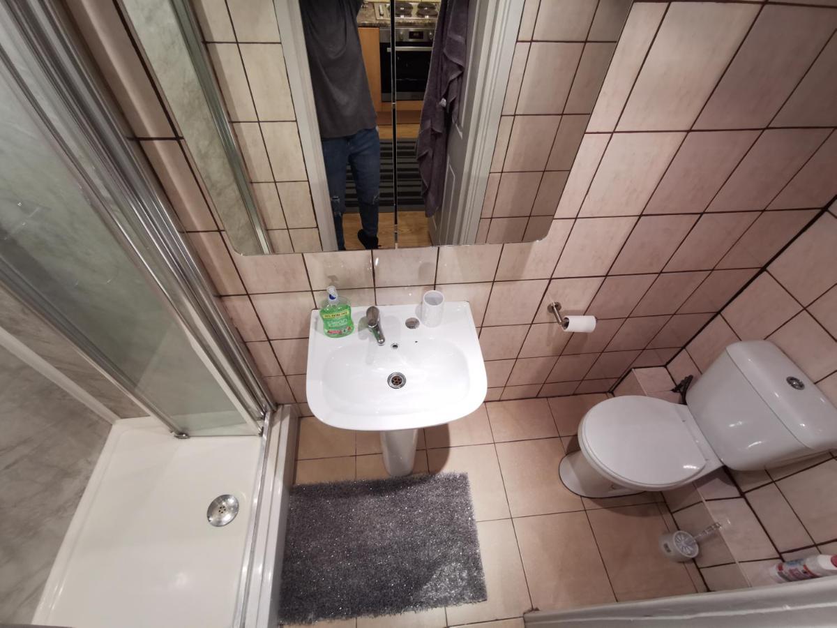 2 Bedroom Garden Flat Edmonton Exteriör bild