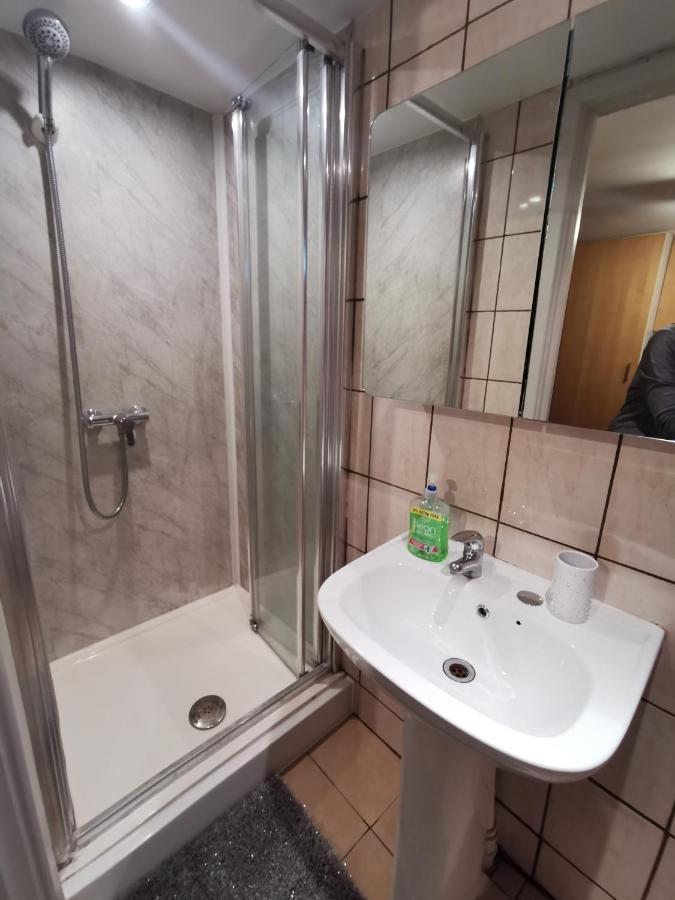 2 Bedroom Garden Flat Edmonton Exteriör bild