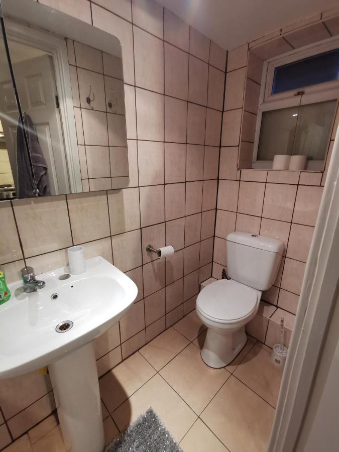 2 Bedroom Garden Flat Edmonton Exteriör bild