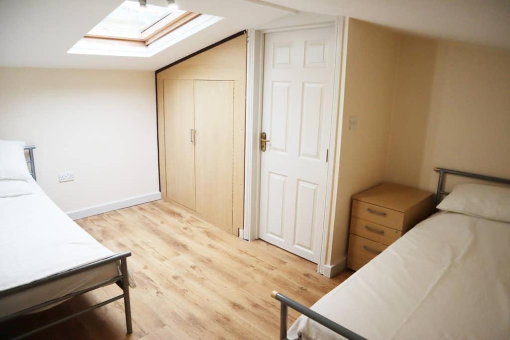 2 Bedroom Garden Flat Edmonton Exteriör bild
